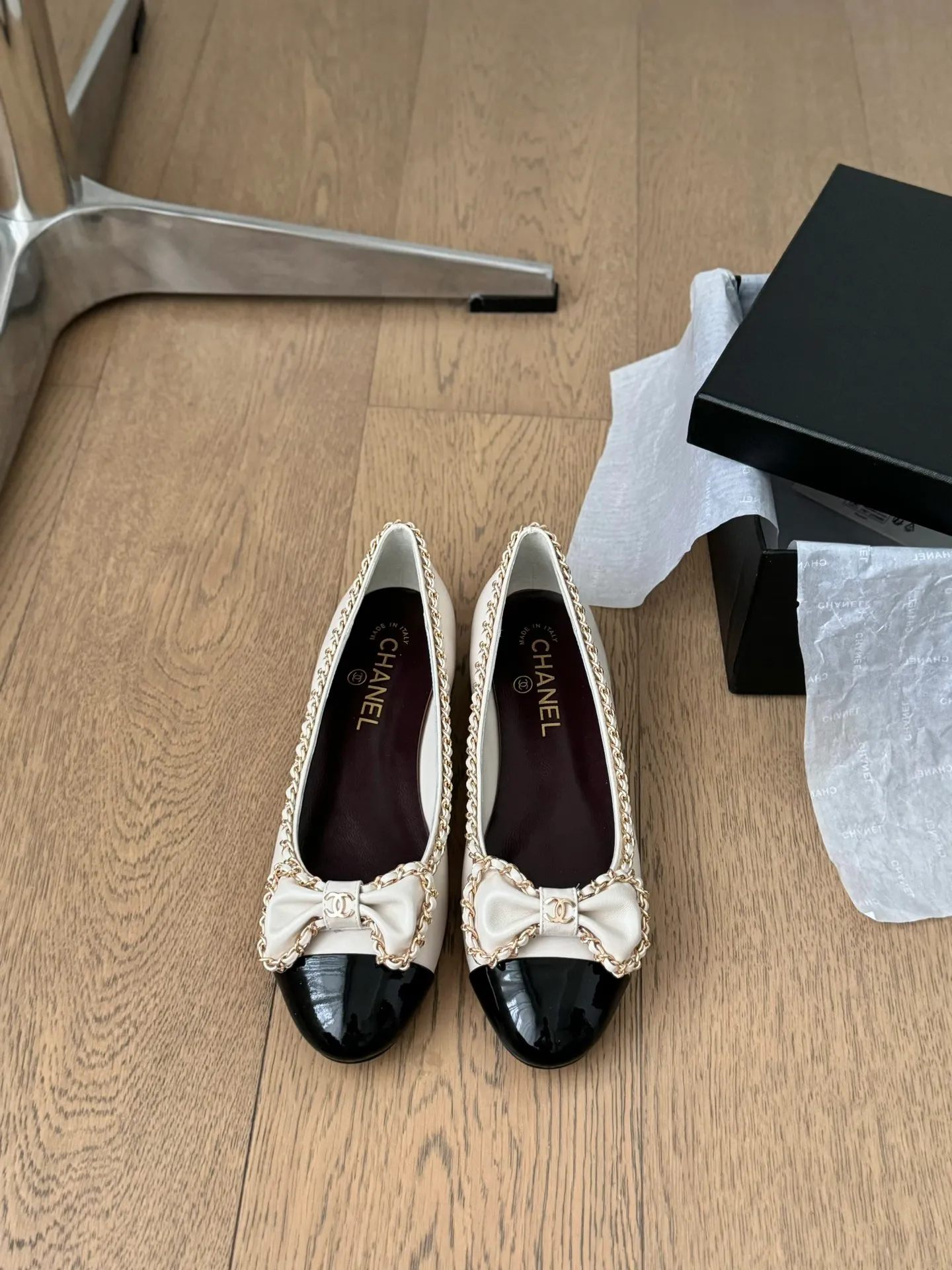 👟👟Ex-factory price 580👟👟 Purchasing agent Chanel Xiaoxiang 24A new chain double C thick heel shoes! 1:1 replica of the original. A classic among classics. It is perfect whether paired with trousers or skirts. The small round head design is very good at modifying the shape of the feet. A must-have for little fairies! The upper is made of imported lambskin, the lining is top-grade mixed sheepskin, and the outsole is imported Italian cowhide. Heel height: 2.5cm. Size: 35-39 (40/41/42/43 customized)